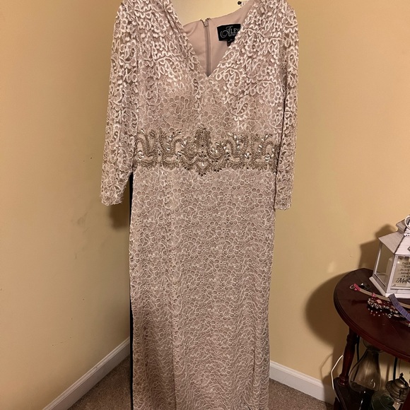 Formal sequence cream color dress size 16 - Picture 2 of 4